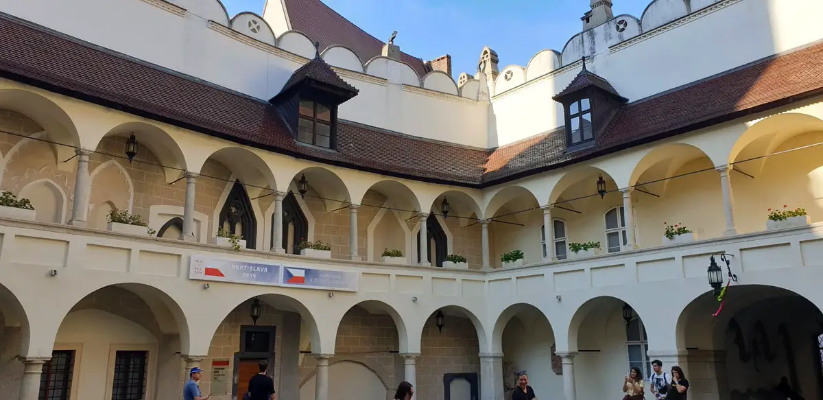 bratislava-sehenswuerdigkeiten-altes-rathaus-innenhof