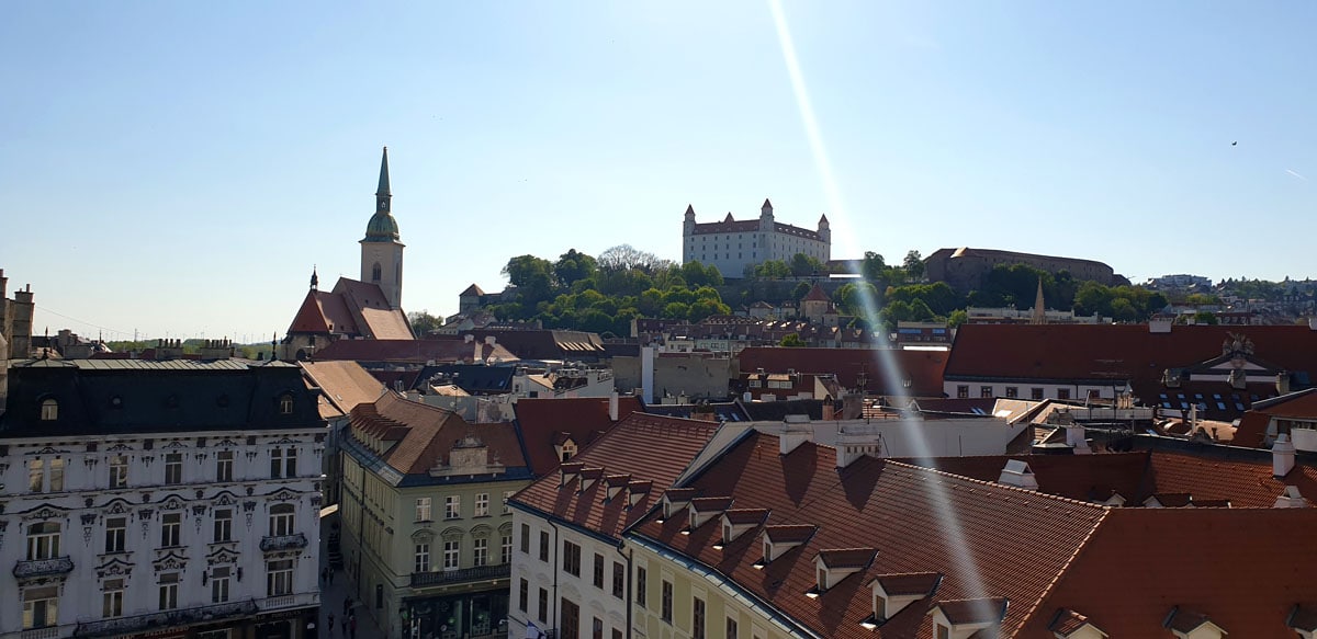 bratislava-sehenswuerdigkeiten-altes-rathaus-turm-aussicht" width="1200" height="583" srcset="https://www.nicolos-reiseblog.de/wp-content/uploads/2020/01/bratislava-sehenswuerdigkeiten-altes-rathaus-turm-aussicht.jpg 1200w, https://www.nicolos-reiseblog.de/wp-content/uploads/2020/01/bratislava-sehenswuerdigkeiten-altes-rathaus-turm-aussicht-300x146.jpg 300w, https://www.nicolos-reiseblog.de/wp-content/uploads/2020/01/bratislava-sehenswuerdigkeiten-altes-rathaus-turm-aussicht-1024x497.jpg 1024w" sizes="(max-width: 1200px) 100vw, 1200px"/></noscript></p>
<hr/>
<h2>5| Michaelertor</h2>
<p><span style=