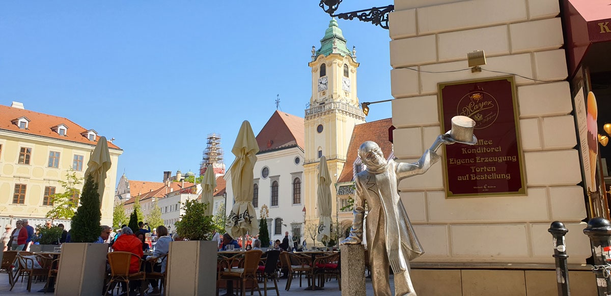 bratislava-bezienswaardigheden-oude stad-bronzen figuur "width =" 1200 "height =" 583 "srcset =" https://www.nicolos-reiseblog.de/wp-content/uploads/2020/01/bratislava-sehenswuerdigkeits-altstadt-bronzefigur .jpg 1200w, https://www.nicolos-reiseblog.de/wp-content/uploads/2020/01/bratislava-sehenswuerdigkeits-altstadt-bronzefigur-300x146.jpg 300w, https://www.nicolos-reiseblog.de /wp-content/uploads/2020/01/bratislava-sehenswuerdigkeits-altstadt-bronzefigur-1024x497.jpg 1024w "sizes =" (max-breedte: 1200px) 100vw, 1200px "/></noscript></p>
<hr/>
<h2>3 | Cumil</h2>
<p><span style=