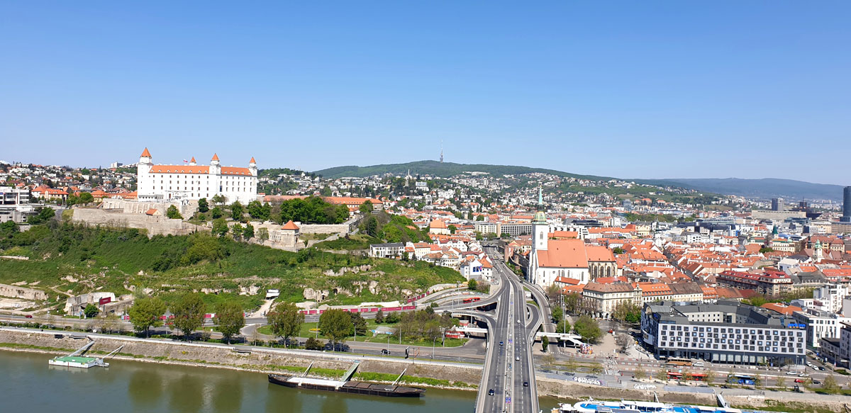 bratislava-sehenswuerdigkeiten-ufo-observation-deck-ausblick" width="1200" height="583" srcset="https://www.nicolos-reiseblog.de/wp-content/uploads/2020/01/bratislava-sehenswuerdigkeiten-ufo-observation-deck-ausblick.jpg 1200w, https://www.nicolos-reiseblog.de/wp-content/uploads/2020/01/bratislava-sehenswuerdigkeiten-ufo-observation-deck-ausblick-300x146.jpg 300w, https://www.nicolos-reiseblog.de/wp-content/uploads/2020/01/bratislava-sehenswuerdigkeiten-ufo-observation-deck-ausblick-1024x497.jpg 1024w" sizes="(max-width: 1200px) 100vw, 1200px"/></noscript></p>
<hr/>
<h2>8| Die Blaue Kirche</h2>
<p><span style=