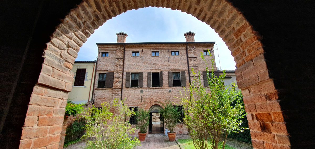 ferrara-sehenswuerdigkeiten-Casa-Ludovico-Ariosto-innenhof