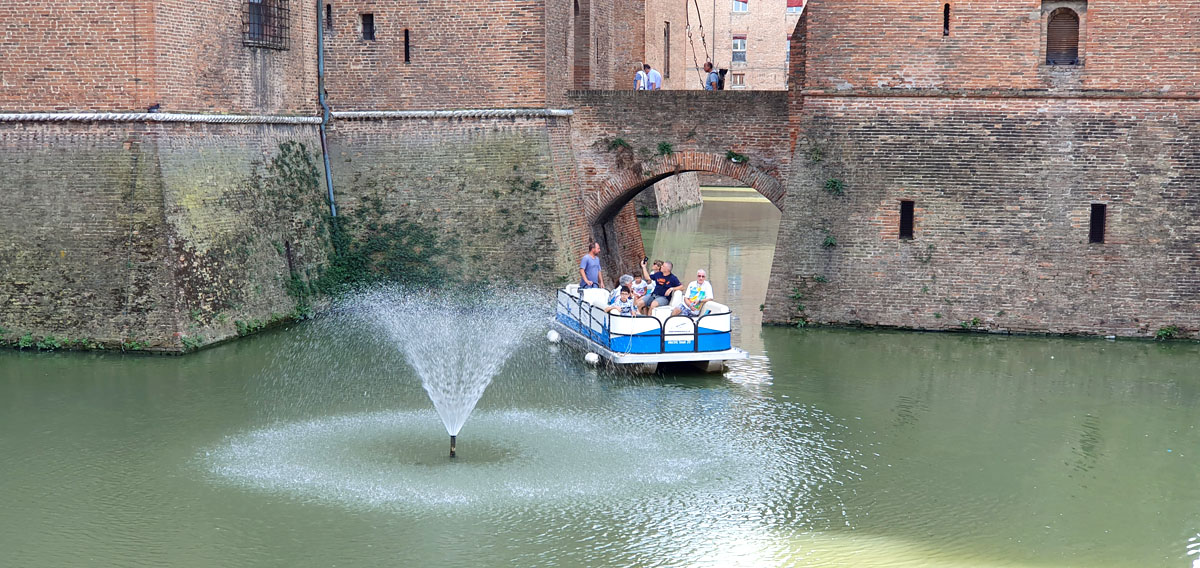 ferrara-sehenswuerdigkeiten-Castello-Estense-bootsfahrt