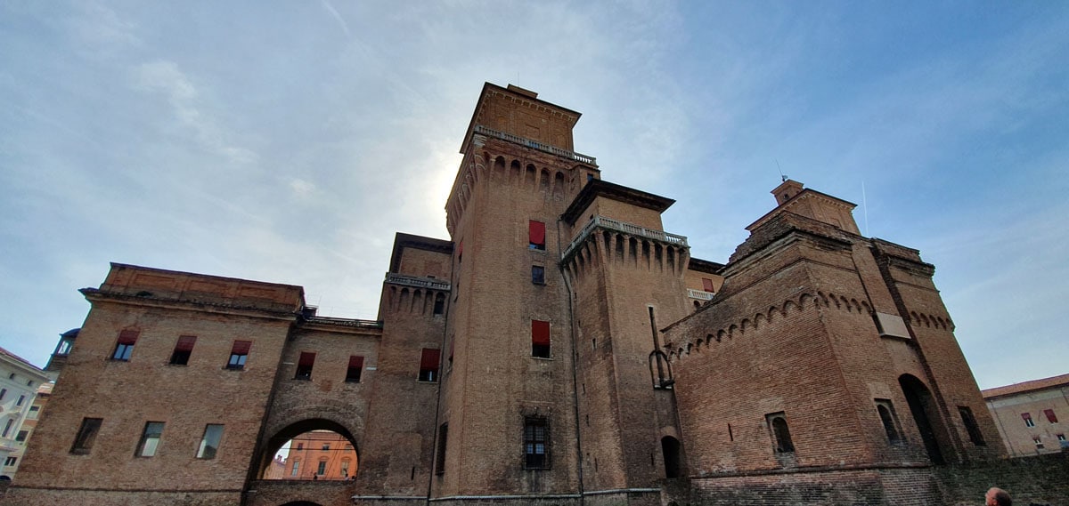 ferrara-sehenswuerdigkeiten-Castello-Estense-perspektive