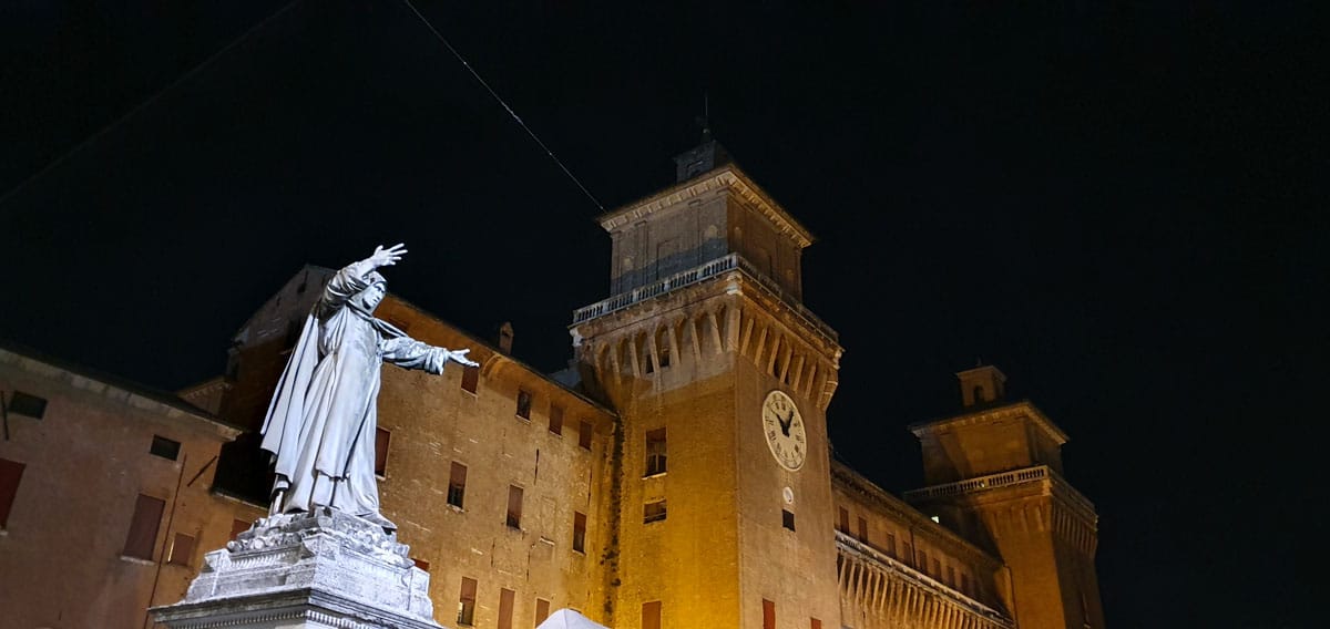 ferrara-sehenswuerdigkeiten-Castello-Estense-savonarola-abends" width="1200" height="568" srcset="https://www.nicolos-reiseblog.de/wp-content/uploads/2020/01/ferrara-sehenswuerdigkeiten-Castello-Estense-savonarola-abends.jpg 1200w, https://www.nicolos-reiseblog.de/wp-content/uploads/2020/01/ferrara-sehenswuerdigkeiten-Castello-Estense-savonarola-abends-300x142.jpg 300w, https://www.nicolos-reiseblog.de/wp-content/uploads/2020/01/ferrara-sehenswuerdigkeiten-Castello-Estense-savonarola-abends-1024x485.jpg 1024w" sizes="(max-width: 1200px) 100vw, 1200px"/></noscript> </pre>
<p>Source: https://www.nicolos-reiseblog.de/ferrara-sehenswuerdigkeiten/</p>
</div><!-- .entry-content -->
<footer class=