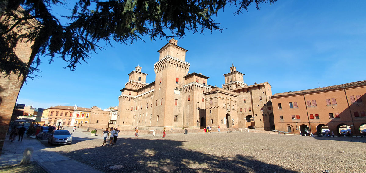 ferrara-sehenswuerdigkeiten-Castello-Estense