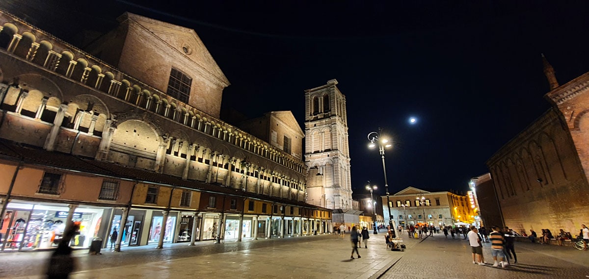 ferrara-sehenswuerdigkeiten-Kathedrale-von-Ferrara-abends