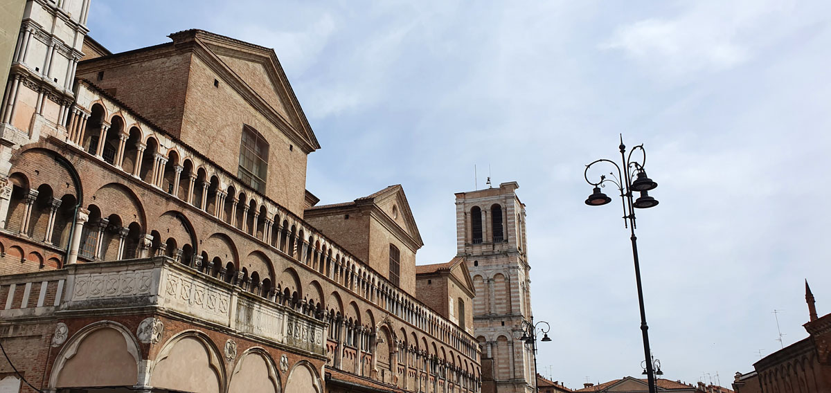 ferrara-aantrekkelijkheden-kathedraal-van-ferrara "width =" 1200 "height =" 568 "srcset =" https://www.nicolos-reiseblog.de/wp-content/uploads/2020/01/ferrara-sehenswuerdigkeits-kathedrale -von-Ferrara.jpg 1200w, https://www.nicolos-reiseblog.de/wp-content/uploads/2020/01/ferrara-sehenswuerdigkeits-Kathedrale-von-Ferrara-300x142.jpg 300w, https: // www .nicolos-reiseblog.de / wp-content / uploads / 2020/01 / ferrara-sightseeing-kathedraal-van-ferrara-1024x485.jpg 1024w "sizes =" (max-breedte: 1200px) 100vw, 1200px "/></noscript></p>
<hr/>
<h2>1 | Castello Estense</h2>
<p>Het Castello Estense, het Dogenpaleis van Ferrara, domineert de oude stad met zijn grootte. Een monumentaal pand. Mijn naamgenoot Nicolò II Este begon met de bouw in 1385 nadat een opstand uitbrak in de stad.</p>
<p>De familie Este kwam uit de stad met dezelfde naam in Noord-Italië. De familie regeerde tientallen jaren over Ferrara en leidde de stad tot bloei. Met de Castello Estense creëerde ze eerst een versterkt kasteel tegen volksopstanden. Later werd het het hertogelijke paleis.</p>
<h3>"Bello di notte" — een heel speciale gebeurtenis</h3>
<p>Ik heb de Castello Estense in september als onderdeel van de <strong>"Bello di Notte"</strong> bezocht. Voor dit evenement wordt het Castello buiten de normale openingstijden geopend en wachten speciale rondleidingen en boottochten in de sloot op u.</p>
<p>Het was weer een heel bijzondere ervaring. Het historische versterkte kasteel is ook open voor bezoekers buiten. Tijdens je rondleiding door het gebouw zie je zalen, loggia's, de keuken en de kerker.</p>
<p><span style=