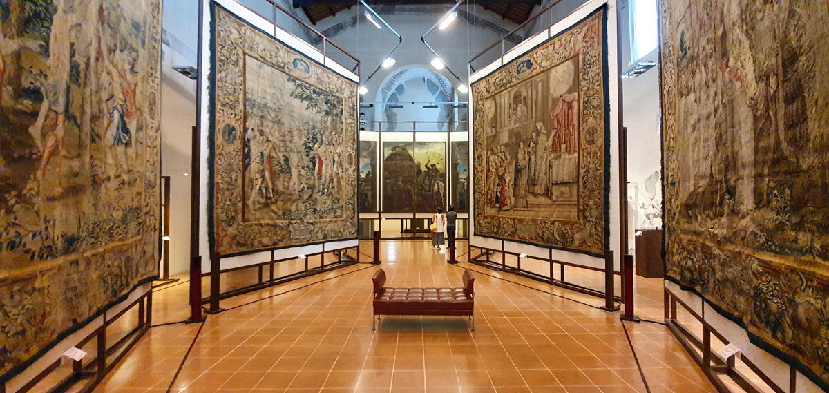 ferrara-sehenswuerdigkeiten-Kathedralmuseum-Ferrara-gobelins" width="1200" height="569" srcset="https://www.nicolos-reiseblog.de/wp-content/uploads/2020/01/ferrara-sehenswuerdigkeiten-Kathedralmuseum-Ferrara-gobelins.jpg 1200w, https://www.nicolos-reiseblog.de/wp-content/uploads/2020/01/ferrara-sehenswuerdigkeiten-Kathedralmuseum-Ferrara-gobelins-300x142.jpg 300w, https://www.nicolos-reiseblog.de/wp-content/uploads/2020/01/ferrara-sehenswuerdigkeiten-Kathedralmuseum-Ferrara-gobelins-1024x486.jpg 1024w" sizes="(max-width: 1200px) 100vw, 1200px"/></noscript></p><hr/><h2>10| Ludovico Ariosto Haus & Platz</h2><p>Für mich als Halbitaliener gehört natürlich das Haus von Ludovico Ariosto zu den Ferrara Sehenswürdigkeiten, die ich mir nicht entgehen lasse. Schließlich begegnete er mir auch in meinem Italianistikstudium.</p><p>Das Hauptwerk des Humanisten „Orlando furioso“ gehört zu den wichtigsten Werken in der italienischen Literatur. Geboren in der Reggio Emilia ließ er sich 1484 in Ferrara nieder.</p><p>In den Räumlichkeiten befindet sich eine kleine Ausstellung zum Dichter und seinem Leben. Diese ist kostenlose zu besichtigen.</p><p>Unweit des Hauses, in dem Ludovico Ariosto lebte, befindet sich auch der wunderschöne Platz Piazza Ariostea, den Ferrara seinem berühmten Bürger zu Ehren so nennt.</p><h3>Infobox Ludovico Ariosto Haus</h3><p><span style=