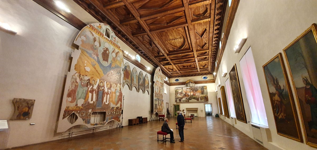 ferrara-attracties-Palazzo-dei-Diamanti-Pinacoteca-nazionale-Ferrara "width =" 1200 "height =" 569 "srcset =" https://www.nicolos-reiseblog.de/wp-content/uploads/2020/01 /ferrara-sehenswuerdigkeits-Palazzo-dei-Diamanti-Pinacoteca-nazionale-Ferrara.jpg 1200w, https://www.nicolos-reiseblog.de/wp-content/uploads/2020/01/ferrara-sehenswuerdigkeits-Palazzo-dei- Diamanti-Pinacoteca-nazionale-Ferrara-300x142.jpg 300w, https://www.nicolos-reiseblog.de/wp-content/uploads/2020/01/ferrara-sehenswuerdigkeits-Palazzo-dei-Diamanti-Pinacoteca-nazionale-Ferrara -1024x486.jpg 1024w "sizes =" (max-breedte: 1200px) 100vw, 1200px "/></noscript></p>
<hr/>
<h2>3 | Kathedraal van Ferrara</h2>
<p>De kathedraal van Ferrara (Basiliek Cattedrale di San Giorgio) is een symbool van zijn tijd en combineert verschillende architecturale stijlen. Door oorlogen en epidemieën werden bouwfasen vaak gedurende een lange periode onderbroken. Dit geldt ook voor de kathedraal van Ferrara.</p>
<p>De kathedraal, ingewijd in 1135, combineert romaanse en gotische elementen in de gevel en wordt in barokstijl in het interieur bewaard.</p>
<p><span style=