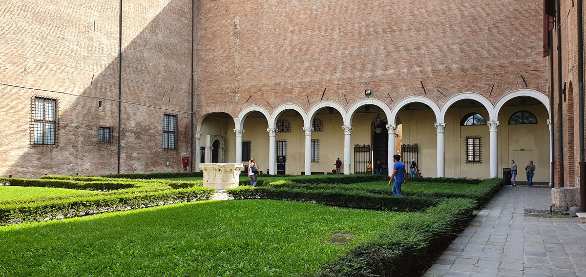 ferrara-sehenswuerdigkeiten-Palazzo-dei-Diamanti-innenhof