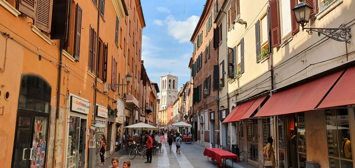 ferrara-sight-jewish-quarter-alley "width =" 1200 "height =" 568 "srcset =" https://www.nicolos-reiseblog.de/wp-content/uploads/2020/01/ferrara-sehenswuerdheiten-juedisches -viertel-gasse.jpg 1200w, https://www.nicolos-reiseblog.de/wp-content/uploads/2020/01/ferrara-sehenswuerdigkeits-juedisches-viertel-gasse-300x142.jpg 300w, https: // www .nicolos-reiseblog.de / wp-content / uploads / 2020/01 / ferrara-sight-jewish-quarter-street-1024x485.jpg 1024w "sizes =" (max-breedte: 1200px) 100vw, 1200px "/></noscript></p><p>FOTO-festival</p><hr/><h2>7 | Palazzina Marfisa d'Este</h2><p>Ferrara heeft een groot aantal palazzi verspreid over de stad. Ze zijn getuige van de voormalige rijkdom van de stad in Emilia-Romagna. Vooral de familie d'Este creëerde tal van deze palazzi.</p><p>Ik heb het paleis Palazzina Marfisa d'Este van dichterbij bekeken. Het ligt net buiten de oude stad en is een voorbeeld van de statige woningen van de 16e eeuw. De locatie maakte het ook mogelijk om een ​​prachtige tuin rond het paleis te creëren.</p><p>In de Palazzina Marfisa d'Este kan ik naar de verschillende zalen kijken met waardevolle antieke sculpturen, foto's en meubels. Een kleine reis door de tijd. Welke rijkdom is er in dit paleis – en het is er maar een van de vele.</p><p><span style=