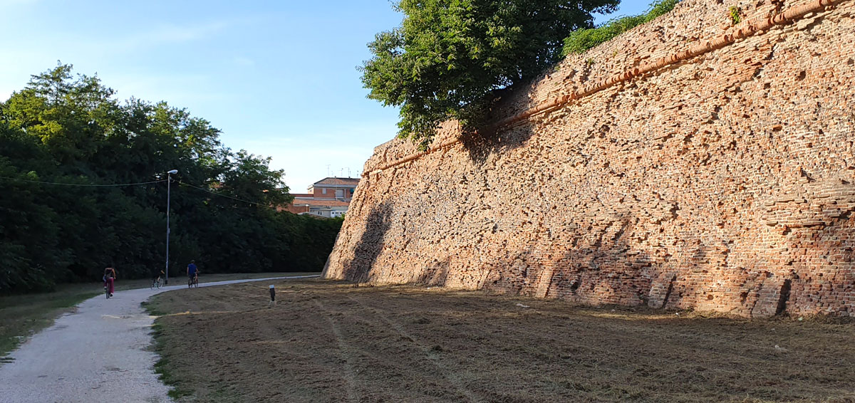 ferrara-sehenswuerdigkeiten-stadtmauern