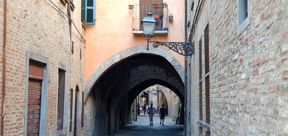 ferrara-sehenswuerdigkeiten-via-delle-volte-gasse2