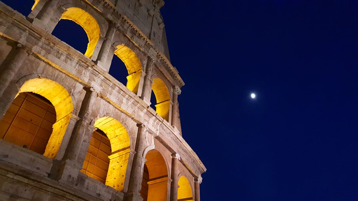 één-dag-in-rome-wat-moet-gezien-colosseum-avond "width =" 1200 "height =" 675 "srcset =" https://www.nicolos-reiseblog.de/wp-content /uploads/2020/02/ein-tag-in-rom-was-muss-man-View-haben-kolosseum-abend.jpg 1200w, https://www.nicolos-reiseblog.de/wp-content/uploads/ 2020/02 / a-day-in-rome-what-must-have-seen-colosseum-evening-300x169.jpg 300w, https://www.nicolos-reiseblog.de/wp-content/uploads/2020 /02/ein-tag-in-rom-was-must-man-View-haben-kolosseum-abend-1024x576.jpg 1024w "sizes =" (max-breedte: 1200px) 100vw, 1200px "/></noscript></p>
<hr/>
<h2>2 | Viktor Emanuelsdenkmal</h2>
<p>We gaan verder naar het Victor Emmanuel-monument, slechts ongeveer een kilometer van het Colosseum. Velen van jullie zullen jezelf zeker de vraag stellen: <span style=