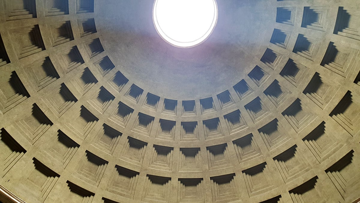 één-dag-in-rom-wat-moet-gezien-hebben-pantheon-binnen "width =" 1200 "height =" 675 "srcset =" https://www.nicolos-reiseblog.de/wp-content /uploads/2020/02/ein-tag-in-rom-was-muss-man-View-haben-pantheon-innen.jpg 1200w, https://www.nicolos-reiseblog.de/wp-content/uploads/ 2020/02 / a-day-in-rome-what-must-have-seen-pantheon-inside-300x169.jpg 300w, https://www.nicolos-reiseblog.de/wp-content/uploads/2020 /02/ein-tag-in-rom-was-muss-man-View-haben-pantheon-innen-1024x576.jpg 1024w "sizes =" (max-width: 1200px) 100vw, 1200px "/></noscript></p>
<hr/>
<h2>5 | Spaanse trappen</h2>
<p>Nu is het tijd voor het laatste hoogtepunt van de dag, dat absoluut hoort bij "Wat moet je gezien hebben in Rome?" – en ik bezoek de beroemde Spaanse Trappen uit 1723.</p>
<p>De decoraties en de gebogen trappen van de trap geven het een prachtige, majestueuze uitstraling. <span style=