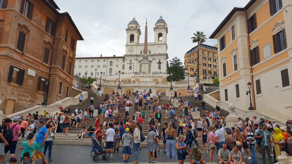 één-dag-in-rome-wat-moet-gezien-spaans-trappen gezien "width =" 1200 "height =" 675 "srcset =" https://www.nicolos-reiseblog.de/wp-content /uploads/2020/02/ein-tag-in-rom-was-muss-man-View-haben-spanische-treppe.jpg 1200w, https://www.nicolos-reiseblog.de/wp-content/uploads/ 2020/02 / een -dag-in-rome-wat-moet-gezien-gezien-trappen-300x169.jpg 300w, https://www.nicolos-reiseblog.de/wp-content/uploads/2020 /02/ein-tag-in-rom-was-must-man-ehen-haben-spanische-treppe-1024x576.jpg 1024w "sizes =" (max-width: 1200px) 100vw, 1200px "/></noscript></p>
<hr/>
<h2>Een dag in Rome – mijn conclusie!</h2>
<p>Wat te zien in Rome Nogal wat, zoals je al hebt gemerkt. Je moet zeker een kijkje nemen op deze vijf plaatsen als je 24 uur in Rome bent. Maar Rome heeft zoveel meer te bieden. Maak je klaar voor een week in Rome.</p>
<h2>Een dag in Rome – kaart</h2>
<p><iframe src=