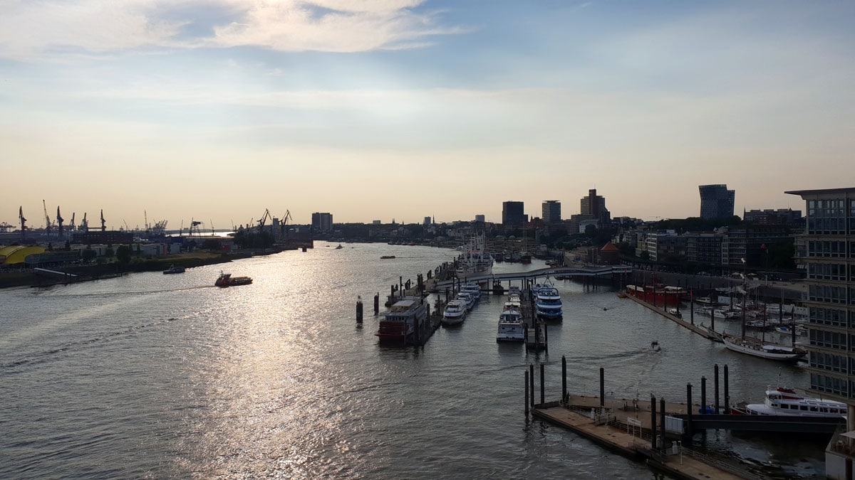 One-day-in-Hamburg-elbphilharmonie-outlook "width =" 1200 "height =" 675 "srcset =" https://www.nicolos-reiseblog.de/wp-content/uploads/2020/03/Ein-Tag -in-Hamburg-elbphilharmonie-ausblick.jpg 1200w, https://www.nicolos-reiseblog.de/wp-content/uploads/2020/03/Ein-Tag-in-Hamburg-elbphilharmonie-ausblick-300x169.jpg 300w , https://www.nicolos-reiseblog.de/wp-content/uploads/2020/03/Ein-Tag-in-Hamburg-elbphilharmonie-ausblick-1024x576.jpg 1024w "maten =" (max. breedte: 1200px) 100vw, 1200px "/></noscript></p><hr/><h2>2 | Reeperbahn in St. Pauli</h2><p>Het gaat voor mij door naar de volgende must-see van mijn lijst "What you must to see in Hamburg": de Reeperbahn. Ik denk dat je de uitgaans- en rosse buurt in St. Pauli minstens één keer had moeten zien. Idealiter 's avonds natuurlijk!</p><p>Talloze discotheken, pubs, bars en nachtclubs staan ​​langs bijna een kilometer lang opgesteld en maken de Reeperbahn tot de "zondige mijl in de wereld". Zo passeert het beroemde hotspots <em>Poppenhuis</em>, <em>Grote vrijheid 36</em> en <em>Op de kier</em>, talloze erotische winkels en de beroemde Herbertstrasse met zijn bordelen.</p><p>Maar op de Reeperbahn vind ik ook veel cabarets, musicals en theaters zoals <em>Schmidt's Tivoli</em> of het operettehuis. Er is voor elk wat wils en het is een geweldige manier om een ​​dag in Hamburg af te sluiten.</p><p><span style=