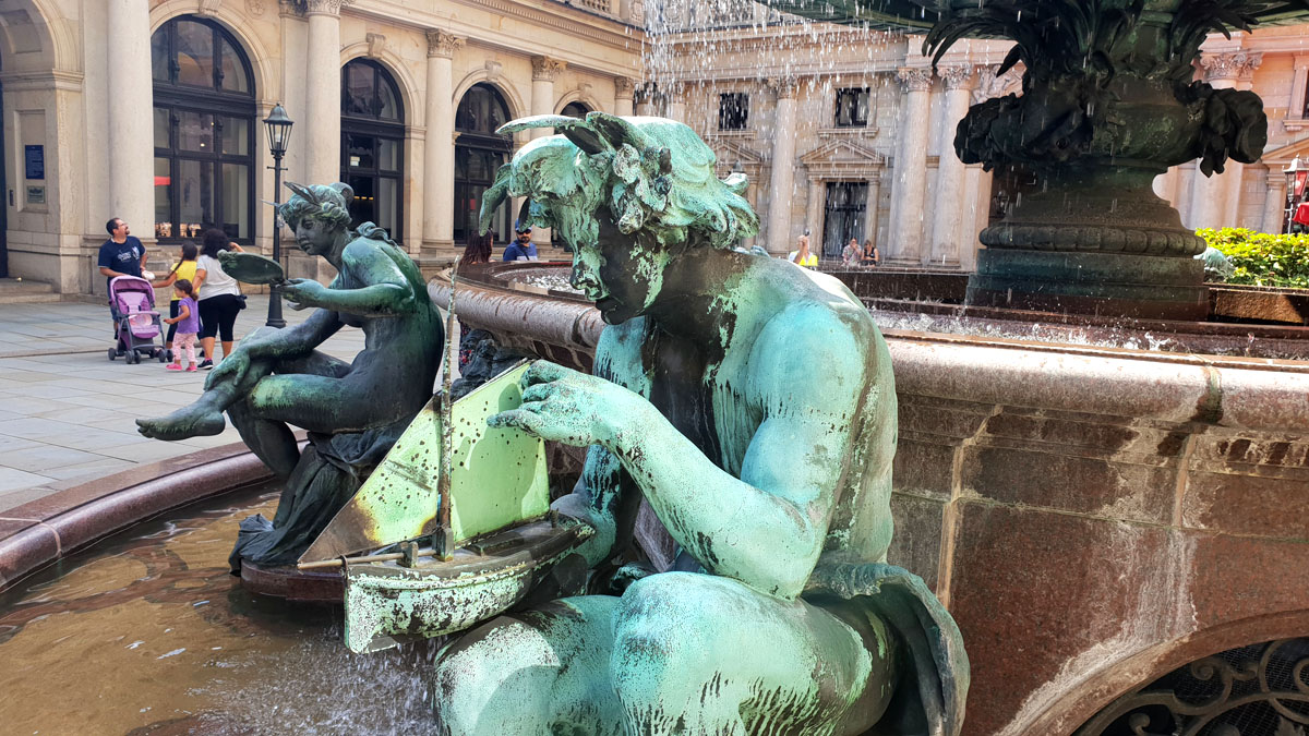 Ein-Tag-in-Hamburg-rathaus-Hygieia-Brunnen