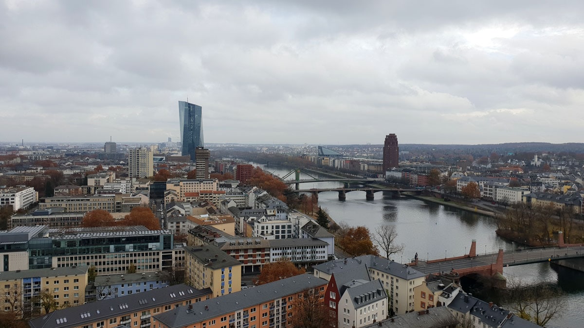 one-day-frankfurt-kaiserdom-outlook "width =" 1200 "height =" 675 "srcset =" https://www.nicolos-reiseblog.de/wp-content/uploads/2020/03/ein-tag-frankfurt -kaiserdom-ausblick.jpg 1200w, https://www.nicolos-reiseblog.de/wp-content/uploads/2020/03/ein-tag-frankfurt-kaiserdom-ausblick-300x169.jpg 300w, https: // www .nicolos-reiseblog.de / wp-content / uploads / 2020/03 / one-day-frankfurt-kaiserdom-ausblick-1024x576.jpg 1024w "maten =" (max. breedte: 1200px) 100vw, 1200px "/></noscript></p><hr/><h2>4 | Schirn Kunsthalle</h2><p>Na een korte pauze gaat het vierde item op mijn lijst "Wat je in Frankfurt moet zien", de Schirn Kunsthalle, verder.</p><p>Dit is niet ver van de kathedraal en is een van de <span style=