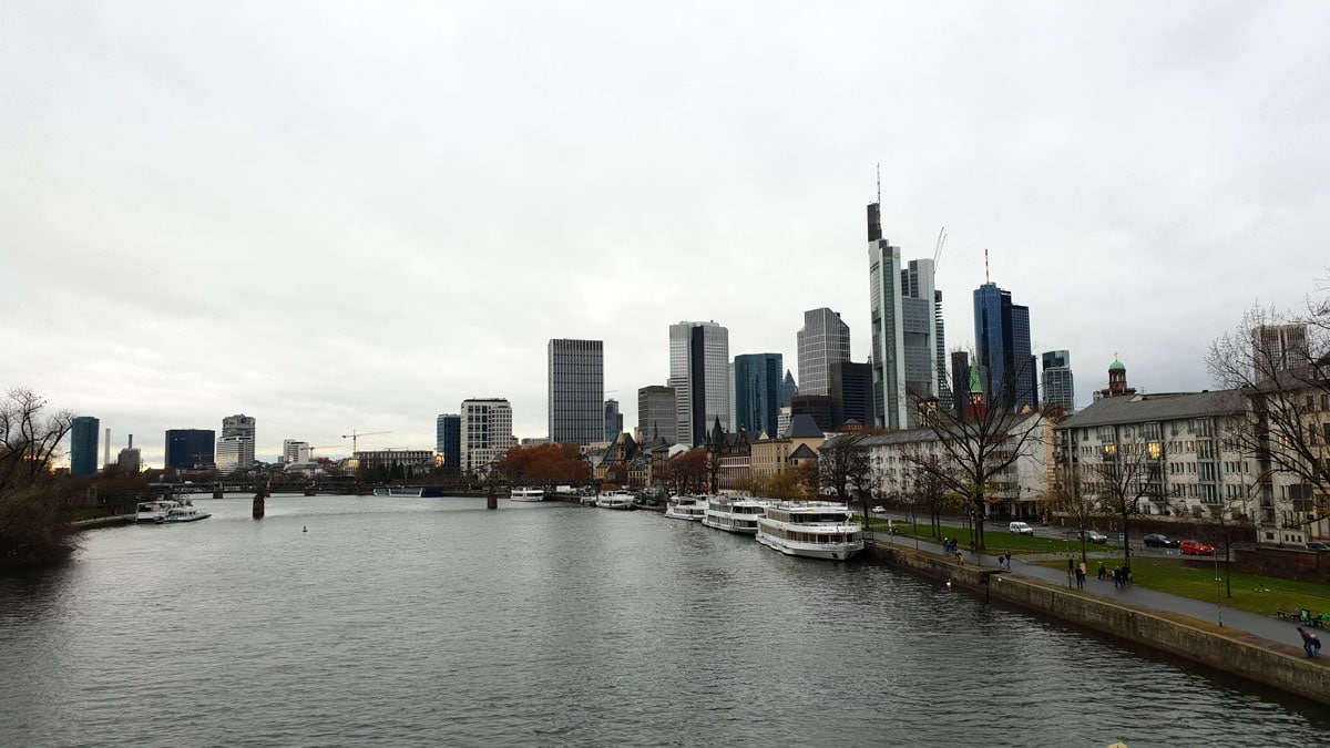 one-day-frankfurt-main-skyline "width =" 1200 "height =" 675 "srcset =" https://www.nicolos-reiseblog.de/wp-content/uploads/2020/03/ein-tag-frankfurt -main-skyline.jpg 1200w, https://www.nicolos-reiseblog.de/wp-content/uploads/2020/03/ein-tag-frankfurt-main-skyline-300x169.jpg 300w, https: // www .nicolos-reiseblog.de / wp-content / uploads / 2020/03 / ein-tag-frankfurt-main-skyline-1024x576.jpg 1024w "maten =" (max. breedte: 1200px) 100vw, 1200px "/></noscript></p>
<hr/>
<h2>1 | Römerberg</h2>
<p>De beste manier om een ​​dag in Frankfurt te beginnen, is door de Römerberg in het centrum te bezoeken. Hier vind ik het bekende <span style=