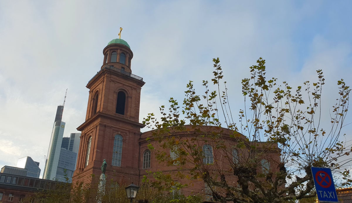 one-day-frankfurt-paulskirche "width =" 1200 "height =" 693 "srcset =" https://www.nicolos-reiseblog.de/wp-content/uploads/2020/03/ein-tag-frankfurt-paulskirche .jpg 1200w, https://www.nicolos-reiseblog.de/wp-content/uploads/2020/03/ein-tag-frankfurt-paulskirche-300x173.jpg 300w, https://www.nicolos-reiseblog.de /wp-content/uploads/2020/03/ein-tag-frankfurt-paulskirche-1024x591.jpg 1024w "maten =" (max. breedte: 1200px) 100vw, 1200px "/></noscript></p>
<hr/>
<h2>3 | Keizerlijke kathedraal van St. Bartholomeus</h2>
<p>Na de Paulskirche plant de keizerlijke kathedraal van St. Bartholomew zeker een dag in Frankfurt. Ik kom naar de <span style=