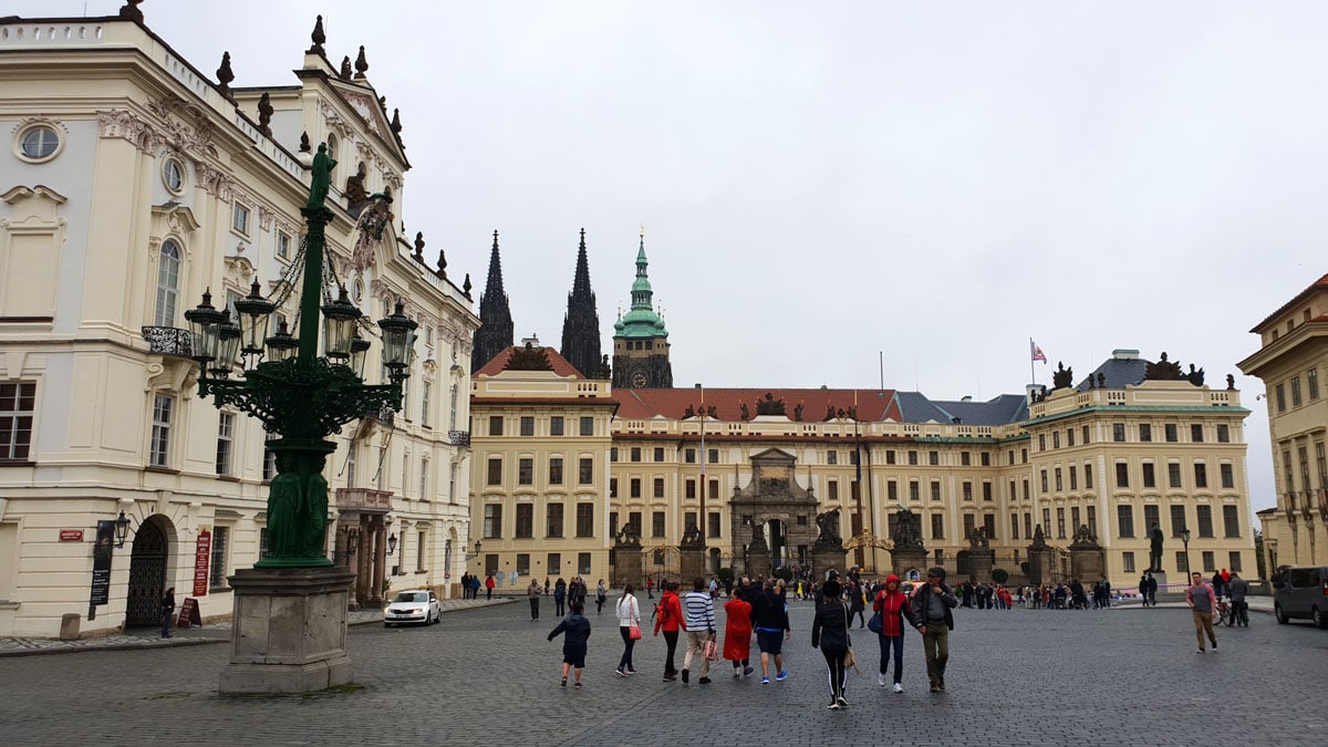 one-day-in-prague-what-must-have-seen-prager-burg "width =" 1200 "height =" 675 "srcset =" https://www.nicolos-reiseblog.de/wp-content /uploads/2020/03/ein-tag-in-prag-was-muss-man-ehens-haben-prager-burg.jpg 1200w, https://www.nicolos-reiseblog.de/wp-content/uploads/ 2020/03 / een-dag-in-praag-wat-moet-gezien-gezien-prager-burg-300x169.jpg 300w, https://www.nicolos-reiseblog.de/wp-content/uploads/2020 /03/ein-tag-in-prag-was-muss-man-View-haben-prager-burg-1024x576.jpg 1024w "sizes =" (max-breedte: 1200px) 100vw, 1200px "/></noscript></p><hr/><h2 class=