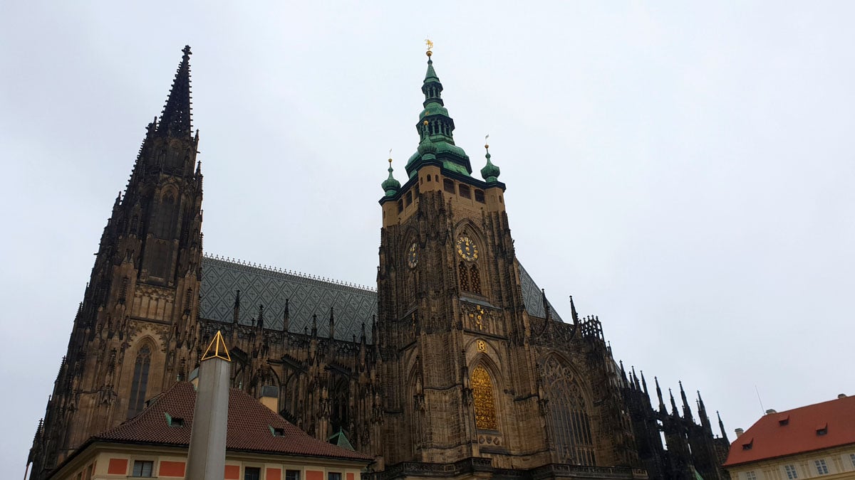 one-day-in-prague-what-must-have -'ve-veitsdom "width =" 1200 "height =" 675 "srcset =" https://www.nicolos-reiseblog.de/wp-content/uploads /2020/03/ein-tag-in-prag-was-muss-man-View-haben-veitsdom.jpg 1200w, https://www.nicolos-reiseblog.de/wp-content/uploads/2020/03/ één-dag-in-praag-wat-moet-gezien-veitsdom-300x169.jpg 300w, https://www.nicolos-reiseblog.de/wp-content/uploads/2020/03/ein-tag -in-praag-wat-moet-gezien-veitsdom-1024x576.jpg 1024w "sizes =" (max-breedte: 1200px) 100vw, 1200px "/></noscript></h2><hr/><h2 class=