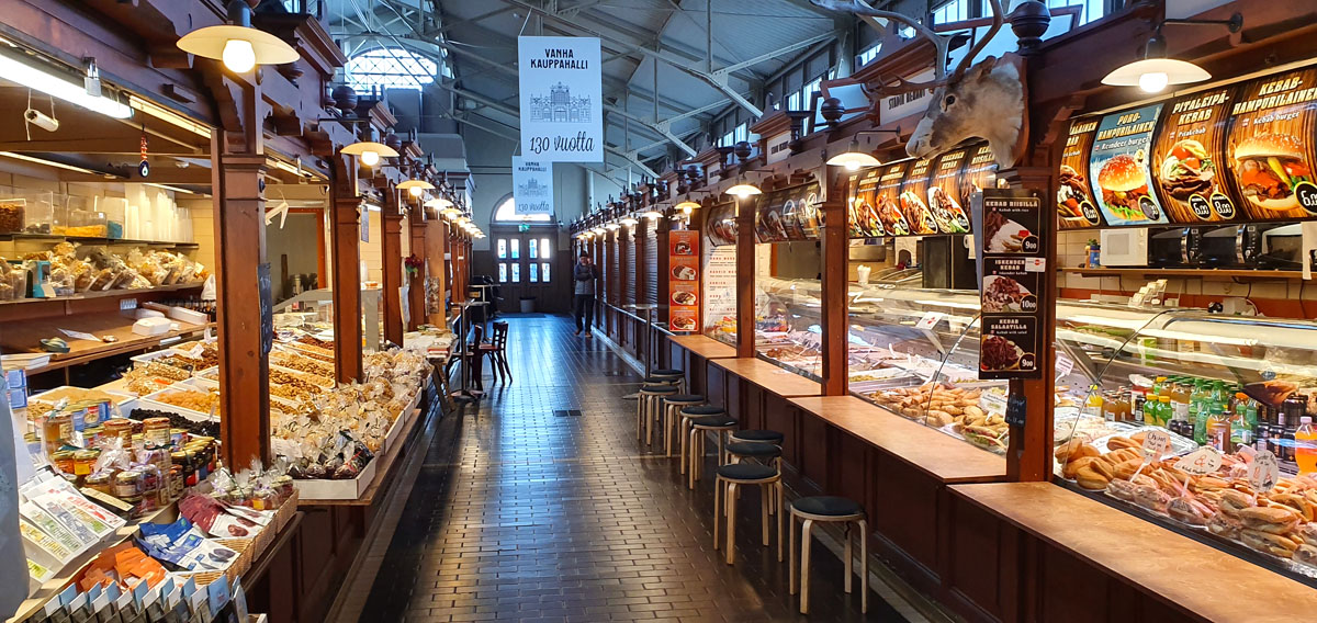 helsinki-sight-old-market-hall-shop "width =" 1200 "height =" 568 "srcset =" https://www.nicolos-reiseblog.de/wp-content/uploads/2020/03/helsinki-sehenswuerdigkeits-alte -markthalle-laeden.jpg 1200w, https://www.nicolos-reiseblog.de/wp-content/uploads/2020/03/helsinki-sehenswuerdigkeits-alte-markthalle-laeden-300x142.jpg 300w, https: // www .nicolos-reiseblog.de / wp-content / uploads / 2020/03 / helsinki-sightseeing-old-market-hall-laeden-1024x485.jpg 1024w "maten =" (max. breedte: 1200px) 100vw, 1200px "/></noscript></p>
<hr/>
<h2>Esplanadi</h2>
<p>De Esplanadi loopt rechtstreeks vanaf de kruising bij de oude markthal. Het is een van de vele groene gebieden in Helsinki die deze stad zo vertederend maken.</p>
<p>Het Esplanadi-park is zeker de meest indrukwekkende van alle groene ruimtes. Doordat het park is omgeven door twee lanen, waar tal van luxe winkels zijn, kan de Esplanadi ook vanuit Helsinki de Champs Elysee worden genoemd.</p>
<p>Tal van bezoekers van de stad maar ook de bewoners maken er een korte wandeling van. De talrijke cafés en restaurants op en rond de Esplanadi maken het tot een XXX-promenade.</p>
<p><span style=