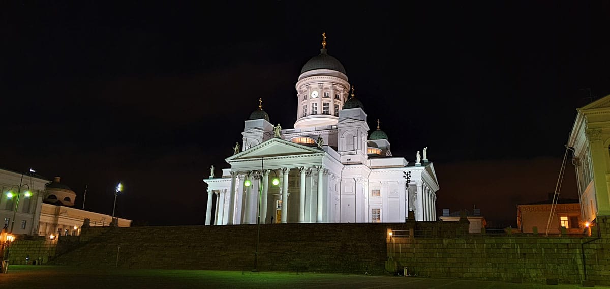 helsinki-bezienswaardigheden-dom-avond "width =" 1200 "height =" 568 "srcset =" https://www.nicolos-reiseblog.de/wp-content/uploads/2020/03/helsinki-sehenswuerdigkeits-dom-abend .jpg 1200w, https://www.nicolos-reiseblog.de/wp-content/uploads/2020/03/helsinki-sehenswuerdigkeits-dom-abend-300x142.jpg 300w, https://www.nicolos-reiseblog.de /wp-content/uploads/2020/03/helsinki-sehenswuerdigkeits-dom-abend-1024x485.jpg 1024w "maten =" (max. breedte: 1200px) 100vw, 1200px "/></noscript></p><hr/><h2>Uspenski kathedraal</h2><p>De Uspenski-kathedraal is compleet anders en nog steeds het bekijken waard. Voor mij is een ander heilig gebouw met Russische invloed een van de topattracties van Helsinki.</p><p>Het ontwerp van de Uspensky-kathedraal gaat terug naar de Russische architect Aleksej Gornostajew. De bouw begon pas na zijn dood. Het heilige gebouw werd tussen 1862 en 1868 voltooid.</p><p><span style=