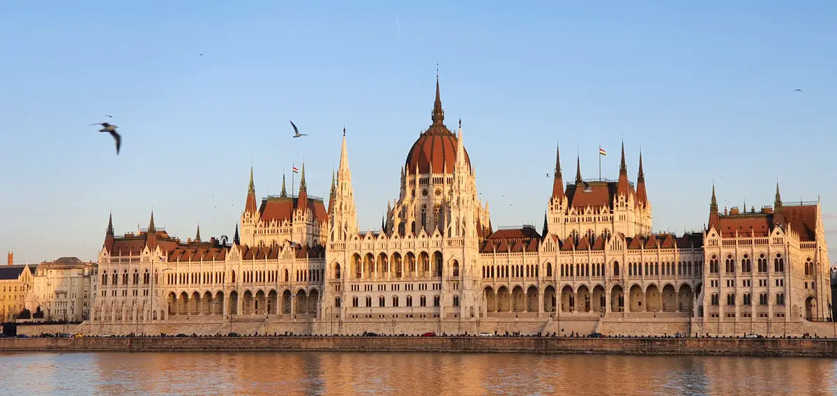 Budapest-parlamentsgebaeude-danube "width =" 1200 "height =" 568 "srcset =" https://www.nicolos-reiseblog.de/wp-content/uploads/2020/04/Budapest-parlamentsgebaeude-donau.jpg 1200w, https://www.nicolos-reiseblog.de/wp-content/uploads/2020/04/Budapest-parlamentsgebaeude-donau-300x142.jpg 300w, https://www.nicolos-reiseblog.de/wp-content/uploads /2020/04/Budapest-parlamentsgebaeude-donau-1024x485.jpg 1024w "data-lui-maten =" (max. Breedte: 1200px) 100vw, 1200px "src =" https://www.nicolos-reiseblog.de/wp -content / uploads / 2020/04 / Budapest-parlamentsgebaeude-donau.jpg "/></p><p><noscript><img decoding=