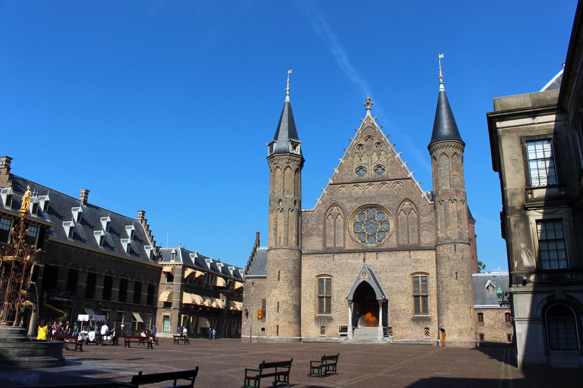 Den_Haag_sehenswuerdigkeiten_binnenhof_ridderzaal_aussen "width =" 1200 "height =" 800 "srcset =" https://www.nicolos-reiseblog.de/wp-content/uploads/2020/04/Den_Haag_sehenswuerdigkeits_binnenhof_ridderzaal_aussen.jpg 1200n, https: reiseblog.de/wp-content/uploads/2020/04/Den_Haag_sehenswuerdigungen_binnenhof_ridderzaal_aussen-300x200.jpg 300w, https://www.nicolos-reiseblog.de/wp-content/uploads/2020/04/Den_Haag_sehenswuerdigkeits_binnenhofrid_24. maten = "(max. breedte: 1200px) 100vw, 1200px" /></noscript></p><div id=