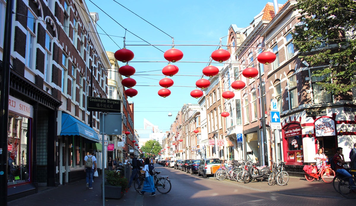 Den_Haag_sehenswuerdigkeiten_chinatown" width="1200" height="694" srcset="https://www.nicolos-reiseblog.de/wp-content/uploads/2020/04/Den_Haag_sehenswuerdigkeiten_chinatown.jpg 1200w, https://www.nicolos-reiseblog.de/wp-content/uploads/2020/04/Den_Haag_sehenswuerdigkeiten_chinatown-300x174.jpg 300w, https://www.nicolos-reiseblog.de/wp-content/uploads/2020/04/Den_Haag_sehenswuerdigkeiten_chinatown-1024x592.jpg 1024w" sizes="(max-width: 1200px) 100vw, 1200px"/></noscript></p>
<hr/>
<h2>6| Haagse Toren</h2>
<p>Der Haagse Toren ist ein <span style=