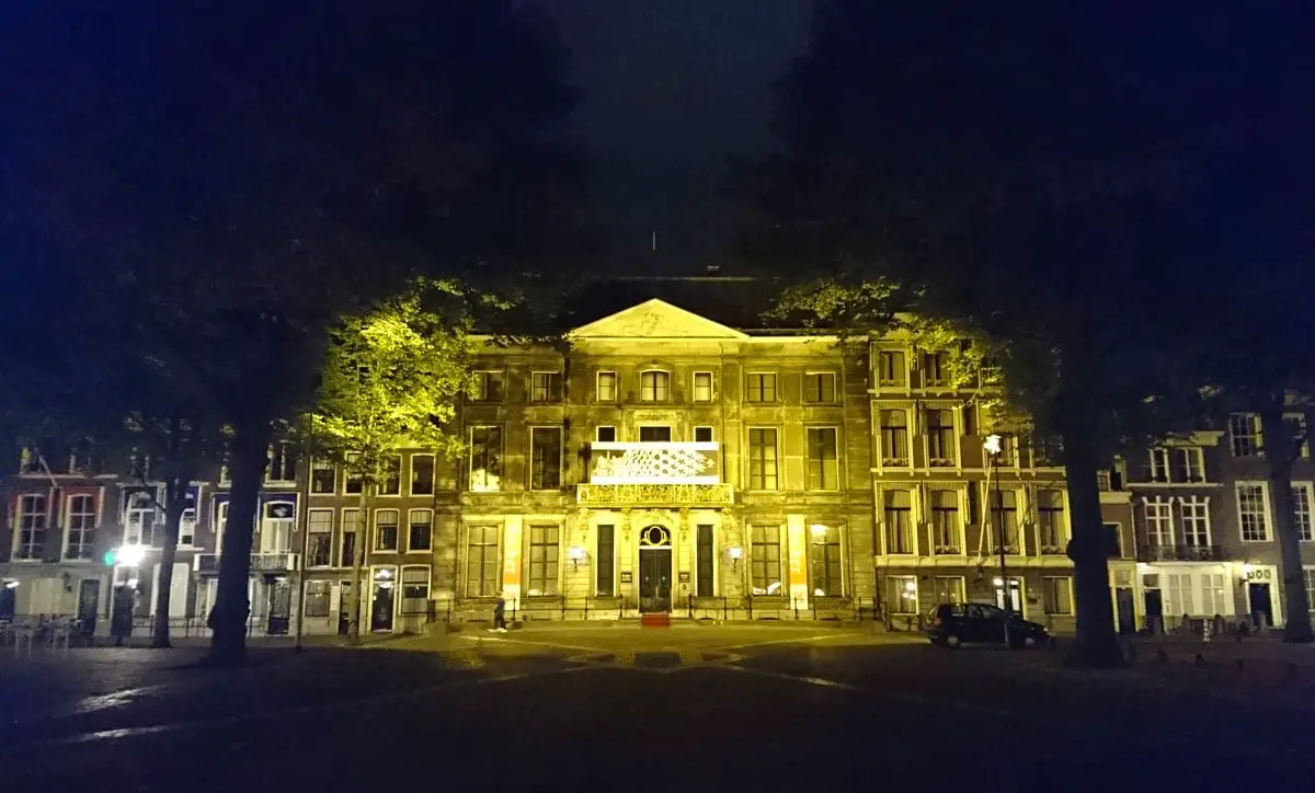Den_Haag_sehenswuerdigkeiten_escher-het-palais-abends