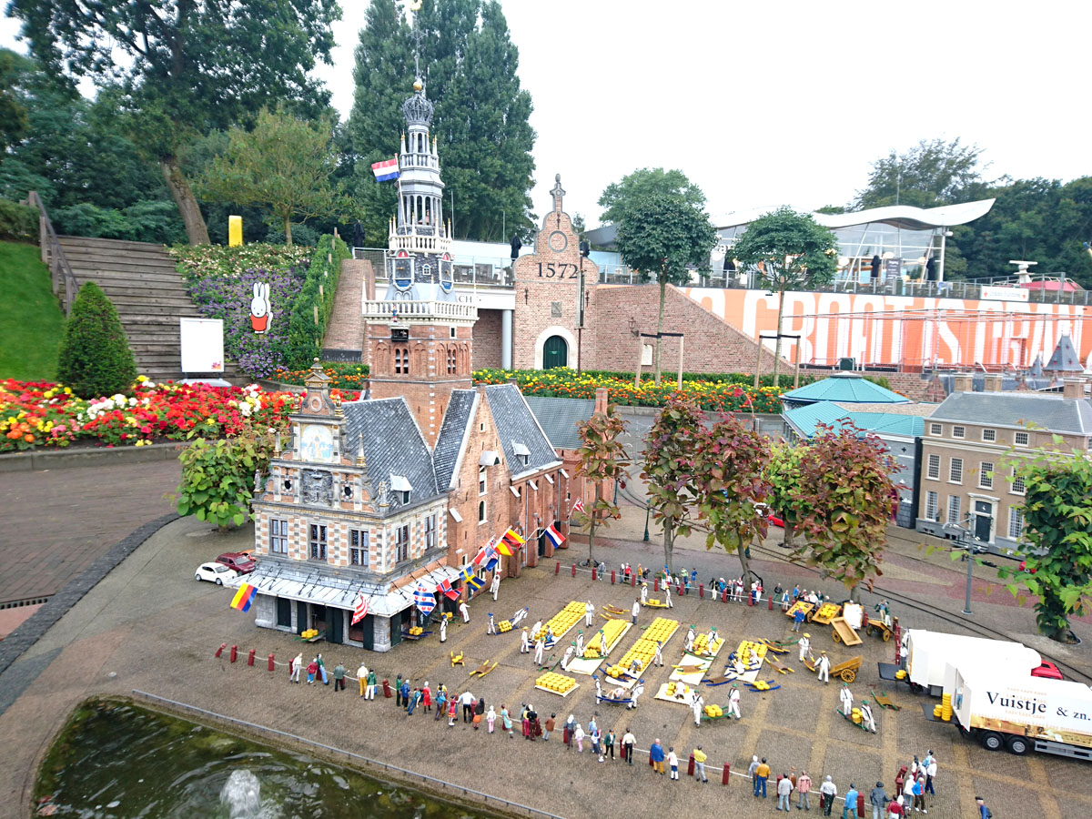 Den_Haag_sehenswuerdigkeiten_madurodam-kaesemarkt-alkmaar" width="1200" height="900" srcset="https://www.nicolos-reiseblog.de/wp-content/uploads/2020/04/Den_Haag_sehenswuerdigkeiten_madurodam-kaesemarkt-alkmaar.jpg 1200w, https://www.nicolos-reiseblog.de/wp-content/uploads/2020/04/Den_Haag_sehenswuerdigkeiten_madurodam-kaesemarkt-alkmaar-300x225.jpg 300w, https://www.nicolos-reiseblog.de/wp-content/uploads/2020/04/Den_Haag_sehenswuerdigkeiten_madurodam-kaesemarkt-alkmaar-1024x768.jpg 1024w" sizes="(max-width: 1200px) 100vw, 1200px"/></noscript></p>
<hr/>
<h2>5| Chinatown</h2>
<p>Chinatown verbinde ich ja eher mit den USA. Aber auch Den Haag hat ein Viertel, das so bezeichnet wird. Das Haager Chinatown liegt im Stadtzentrum.</p>
<p>Auch hier sind die Eingänge des Viertels mit <span style=