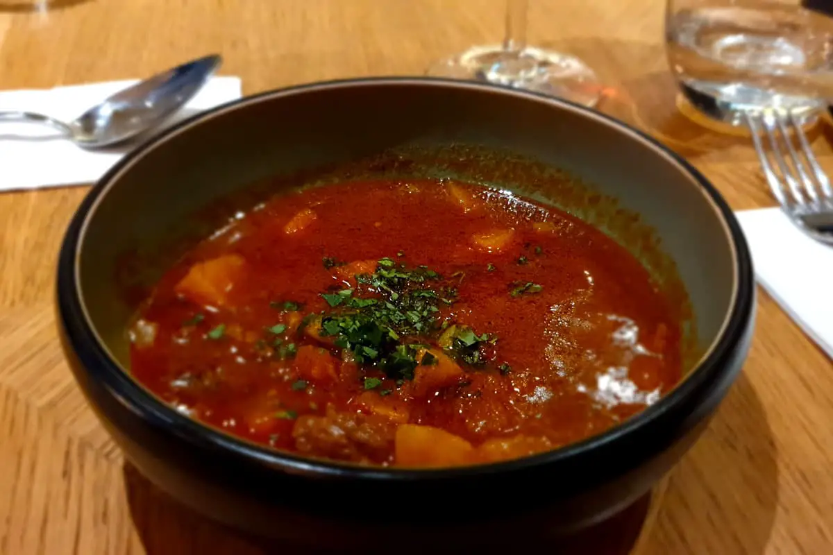 Was-muss-man-in-budapest-gegessen-haben-gulaschsuppe