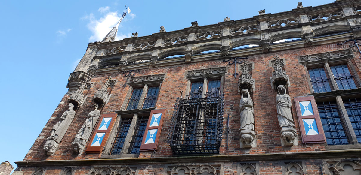 kampen-altes-rathaus-facade "width =" 1200 "height =" 583 "srcset =" https://www.nicolos-reiseblog.de/wp-content/uploads/2020/04/kampen-altes-rathaus-fassade .jpg 1200w, https://www.nicolos-reiseblog.de/wp-content/uploads/2020/04/kampen-altes-rathaus-fassade-300x146.jpg 300w, https://www.nicolos-reiseblog.de /wp-content/uploads/2020/04/kampen-altes-rathaus-fassade-1024x497.jpg 1024w "maten =" (max. breedte: 1200px) 100vw, 1200px "/></noscript></p><hr/><h2><span id=