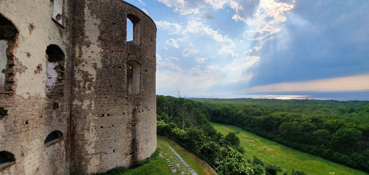 schweden-roadtrip-oeland-schloss-borgholm-ausblick" width="1200" height="569" srcset="https://www.nicolos-reiseblog.de/wp-content/uploads/2020/04/schweden-roadtrip-oeland-schloss-borgholm-ausblick.jpg 1200w, https://www.nicolos-reiseblog.de/wp-content/uploads/2020/04/schweden-roadtrip-oeland-schloss-borgholm-ausblick-300x142.jpg 300w, https://www.nicolos-reiseblog.de/wp-content/uploads/2020/04/schweden-roadtrip-oeland-schloss-borgholm-ausblick-1024x486.jpg 1024w" sizes="(max-width: 1200px) 100vw, 1200px"/></noscript></p>
<hr/>
<h3>Dauerhafter Frieden ermöglicht Umbau zum Schloss</h3>
<p>Im 17. Jahrhundert verlor die Verteidigungsanlage aufgrund des dauerhaften Friedens mit den Dänen ihre Verwendung. Aus der Burg entstand eine herrschaftliche Barockanlage, die leider Anfang des 19. Jahrhunderts komplett ausbrannte.</p>
<p>Geblieben sind die heute zu besichtigenden Ruinen. Aber auch die sind sehr beeindruckend. In einer so großen Ruine bin ich bisher noch nicht gewesen.</p>
<p>Alles wirkt zu unwirtlich. Und für eine Ruine stehen noch ziemlich viele Grundmauern, die bis in den Himmel ragen. Eine spektakuläre Kulisse, die häufig für Konzerte verwendet wird. Roxette-Fans kennen sie aus dem Musikvideo zu Listen to your Heart.</p>
<p>Besonders lohnt sich die Aussicht von den Türmen im Westen der Anlage. Ich bleibe eine Weile und genieße den traumhaften Ausblick auf den Kalmarsund.</p>
<p>Im Inneren der Ruine besuche ich die multimedial gestaltete Ausstellung “Aufstieg und Fall des Schlosses Borgholm“, die mir die dramatische Geschichte der Burganlage näher bringt.</p>
<p>Auch hier am Schloss Borgholm lädt ein Visitor Center zu Kaffee und anderen Leckereien ein.</p>
<p>W<strong><a href=