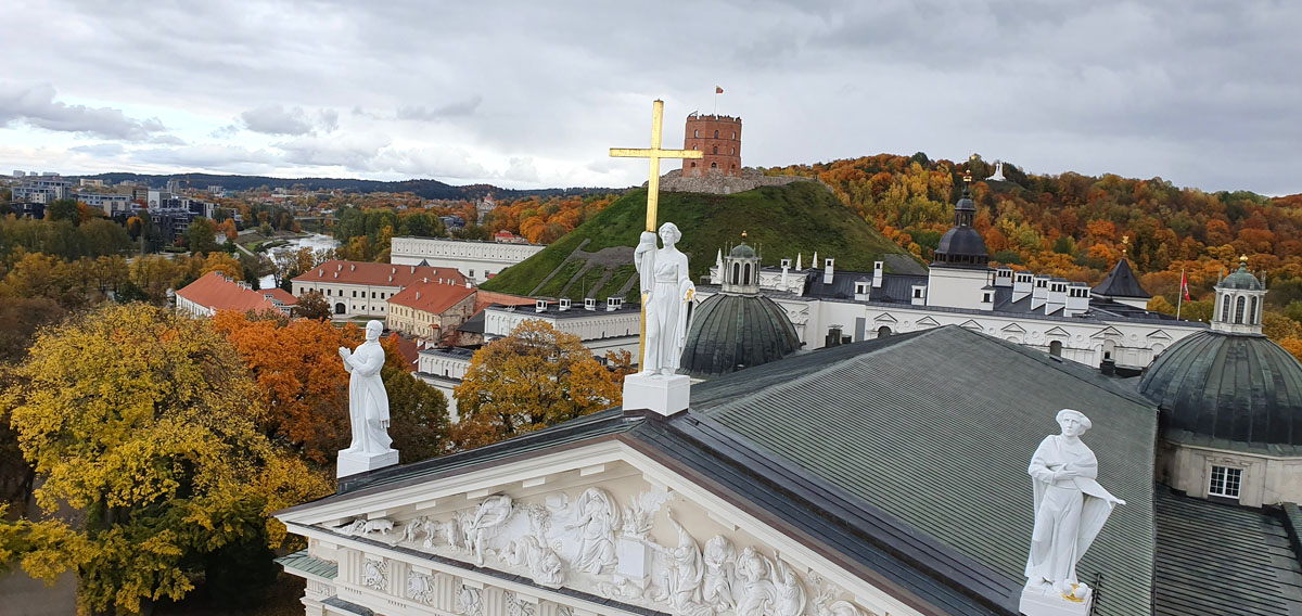 vilnius-bezienswaardigheden-kathedraal-stanislaus-klokkentoren-vooruitzichten "width =" 1200 "height =" 568 "srcset =" https://www.nicolos-reiseblog.de/wp-content/uploads/2020/04/vilnius-sehenswuerdigkeits -Kathedrale-Stanislaus-glockenturm-ausblick.jpg 1200w, https://www.nicolos-reiseblog.de/wp-content/uploads/2020/04/vilnius-sehenswuerdigkeits-Kathedrale-Stanislaus-glockenturm-ausblick-300x142.jpg 300w , https://www.nicolos-reiseblog.de/wp-content/uploads/2020/04/vilnius-sehenswuerdigkeits-Kathedrale-Stanislaus-glockenturm-ausblick-1024x485.jpg 1024w "maten =" (max. breedte: 1200px) 100vw, 1200px "/></noscript></p>
<hr/>
<h2><span id=