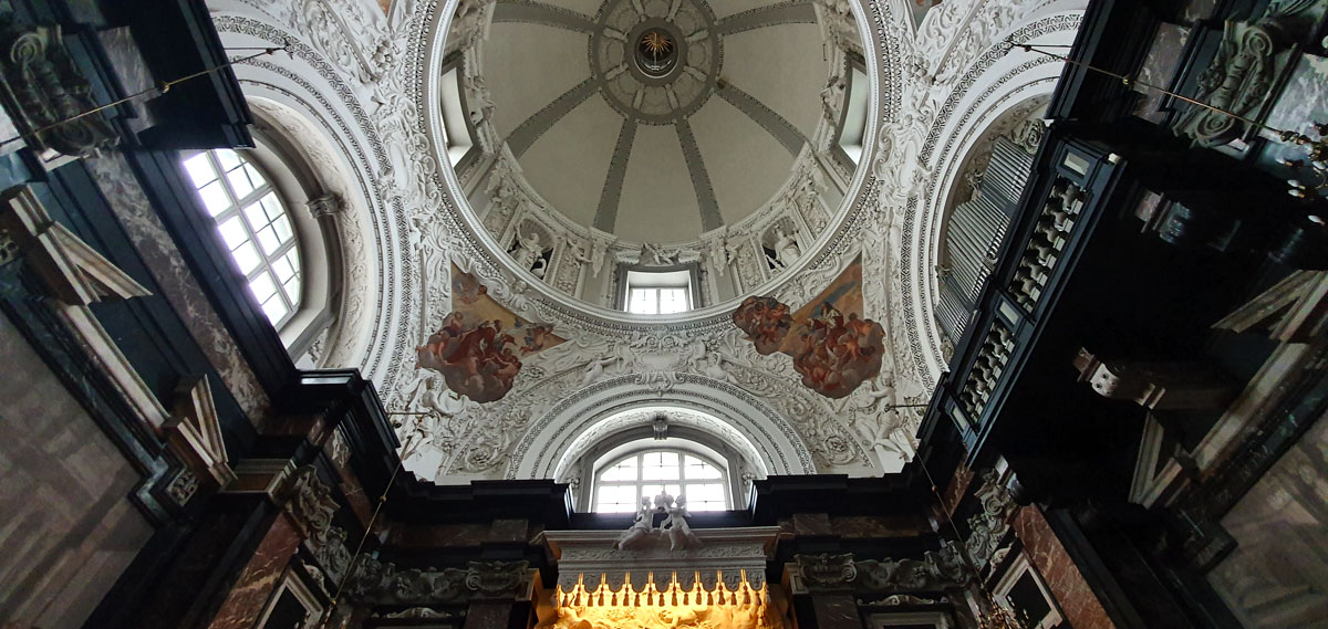 vilnius-bezienswaardigheden-kathedraal-stanislaus-dome "width =" 1200 "height =" 569 "srcset =" https://www.nicolos-reiseblog.de/wp-content/uploads/2020/04/vilnius-sehenswuerdigkeits-Kathedrale -Stanislaus-kuppel.jpg 1200w, https://www.nicolos-reiseblog.de/wp-content/uploads/2020/04/vilnius-sehenswuerdigkeits-Kathedrale-Stanislaus-kuppel-300x142.jpg 300w, https: // www .nicolos-reiseblog.de / wp-content / uploads / 2020/04 / vilnius-bezienswaardigheden-kathedraal-stanislaus-kuppel-1024x486.jpg 1024w "maten =" (max. breedte: 1200px) 100vw, 1200px "/></noscript></p>
<hr/>
<h3><span id=