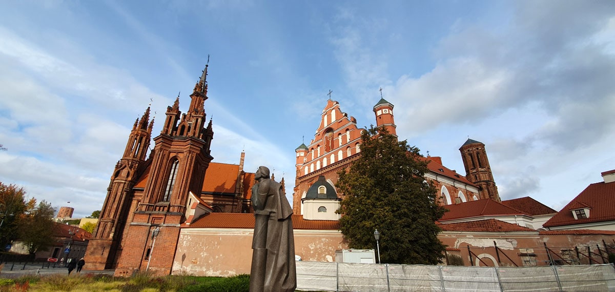 vilnius-sehenswuerdigkeiten-annakirche-Bernhardinerkirche" width="1200" height="569" srcset="https://www.nicolos-reiseblog.de/wp-content/uploads/2020/04/vilnius-sehenswuerdigkeiten-annakirche-Bernhardinerkirche.jpg 1200w, https://www.nicolos-reiseblog.de/wp-content/uploads/2020/04/vilnius-sehenswuerdigkeiten-annakirche-Bernhardinerkirche-300x142.jpg 300w, https://www.nicolos-reiseblog.de/wp-content/uploads/2020/04/vilnius-sehenswuerdigkeiten-annakirche-Bernhardinerkirche-1024x486.jpg 1024w" sizes="(max-width: 1200px) 100vw, 1200px"/></noscript></p><hr/><h2><span id=