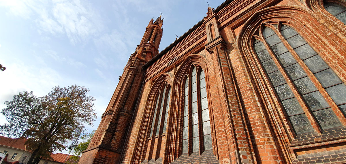 vilnius-sehenswuerdigkeiten-annakirche-detail