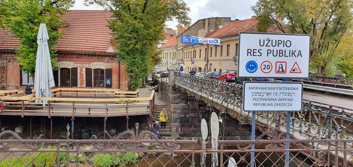 vilnius-sehenswuerdigkeiten-republik-uzupis" width="1200" height="568" srcset="https://www.nicolos-reiseblog.de/wp-content/uploads/2020/04/vilnius-sehenswuerdigkeiten-republik-uzupis.jpg 1200w, https://www.nicolos-reiseblog.de/wp-content/uploads/2020/04/vilnius-sehenswuerdigkeiten-republik-uzupis-300x142.jpg 300w, https://www.nicolos-reiseblog.de/wp-content/uploads/2020/04/vilnius-sehenswuerdigkeiten-republik-uzupis-1024x485.jpg 1024w" sizes="(max-width: 1200px) 100vw, 1200px"/></noscript></p>
<hr/>
<h3><span id=