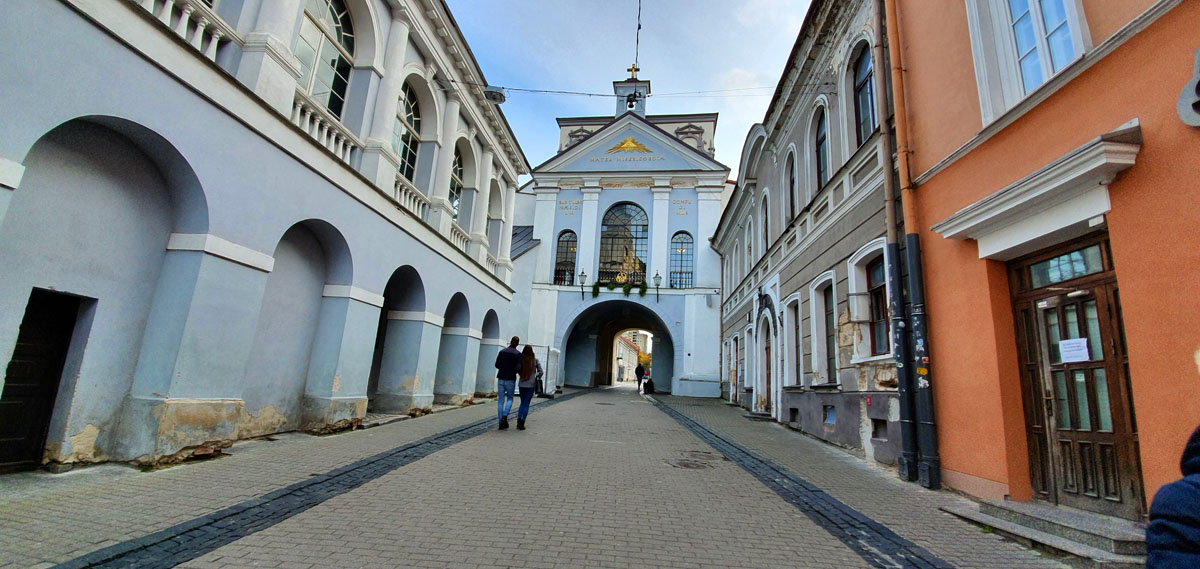 vilnius-sehenswuerdigkeiten-tor-der-morgenroete-stadt" width="1200" height="569" srcset="https://www.nicolos-reiseblog.de/wp-content/uploads/2020/04/vilnius-sehenswuerdigkeiten-tor-der-morgenroete-stadt.jpg 1200w, https://www.nicolos-reiseblog.de/wp-content/uploads/2020/04/vilnius-sehenswuerdigkeiten-tor-der-morgenroete-stadt-300x142.jpg 300w, https://www.nicolos-reiseblog.de/wp-content/uploads/2020/04/vilnius-sehenswuerdigkeiten-tor-der-morgenroete-stadt-1024x486.jpg 1024w" sizes="(max-width: 1200px) 100vw, 1200px"/></noscript></p><hr/><h2><span id=