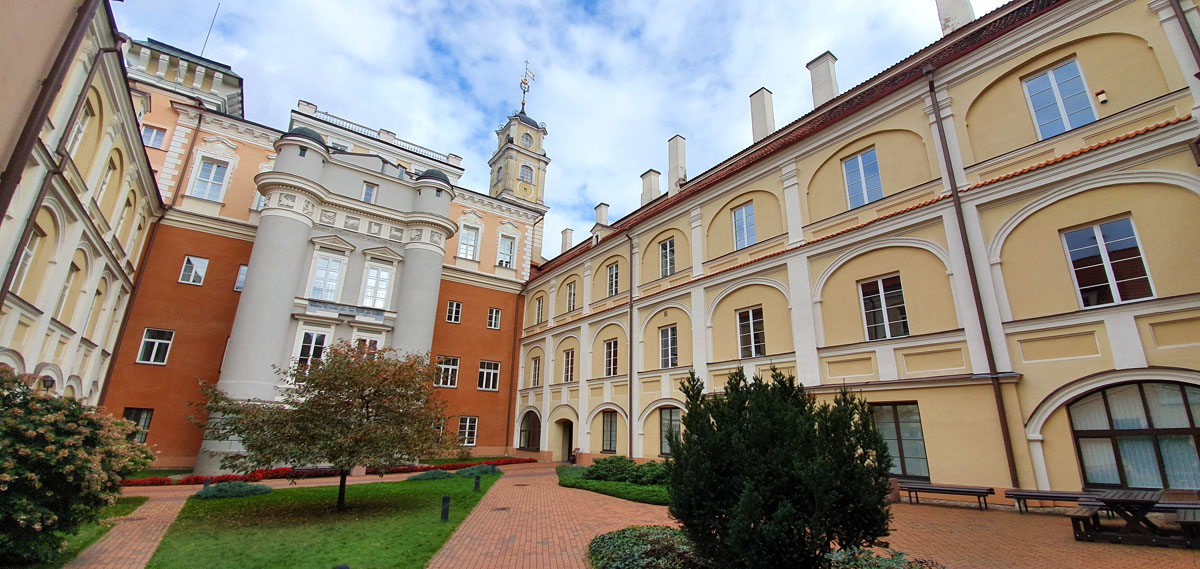 vilnius-sehenswuerdigkeiten-universitaet-innenhof" width="1200" height="569" srcset="https://www.nicolos-reiseblog.de/wp-content/uploads/2020/04/vilnius-sehenswuerdigkeiten-universitaet-innenhof.jpg 1200w, https://www.nicolos-reiseblog.de/wp-content/uploads/2020/04/vilnius-sehenswuerdigkeiten-universitaet-innenhof-300x142.jpg 300w, https://www.nicolos-reiseblog.de/wp-content/uploads/2020/04/vilnius-sehenswuerdigkeiten-universitaet-innenhof-1024x486.jpg 1024w" sizes="(max-width: 1200px) 100vw, 1200px"/></noscript></p>
<hr/>
<h3><span id=