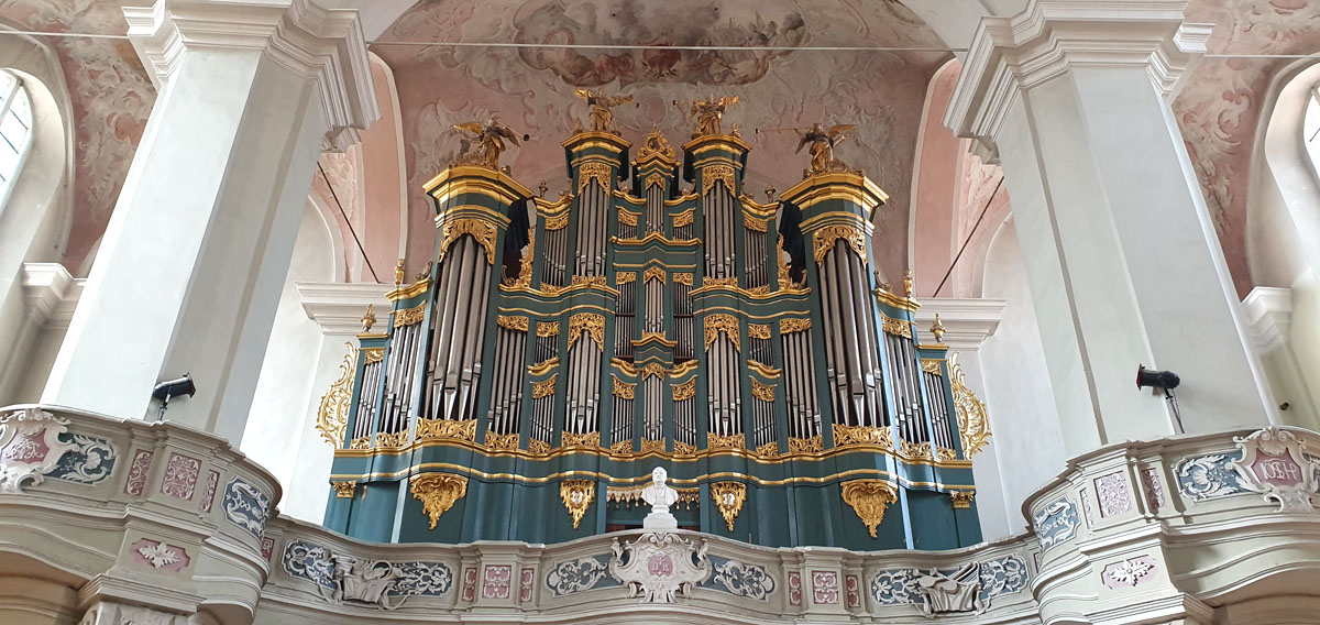 vilnius-sehenswuerdigkeiten-universitaet-johanniskirche-orgel" width="1200" height="568" srcset="https://www.nicolos-reiseblog.de/wp-content/uploads/2020/04/vilnius-sehenswuerdigkeiten-universitaet-johanniskirche-orgel.jpg 1200w, https://www.nicolos-reiseblog.de/wp-content/uploads/2020/04/vilnius-sehenswuerdigkeiten-universitaet-johanniskirche-orgel-300x142.jpg 300w, https://www.nicolos-reiseblog.de/wp-content/uploads/2020/04/vilnius-sehenswuerdigkeiten-universitaet-johanniskirche-orgel-1024x485.jpg 1024w" sizes="(max-width: 1200px) 100vw, 1200px"/></noscript></p>
<hr/>
<h2><span id=