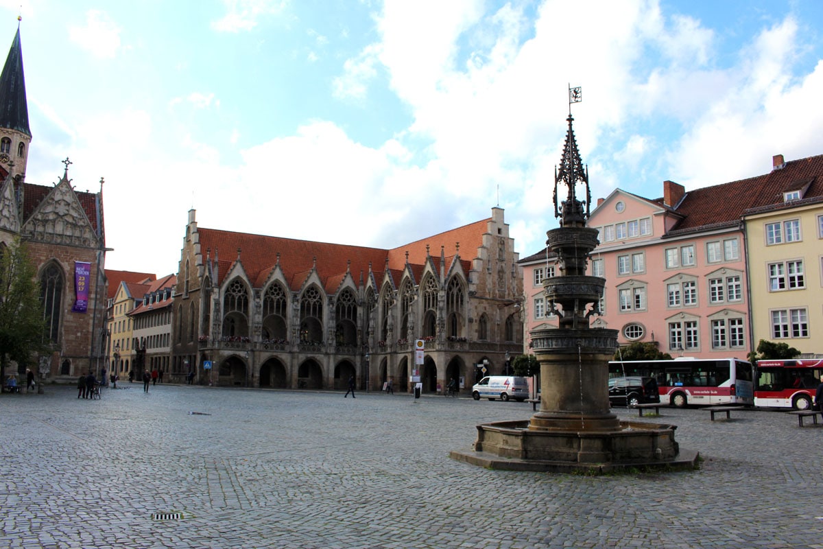 Braunschweig-Sehenswuerdigkeiten-Altstadtmarkt-Brunnen" width="1200" height="800" srcset="https://www.nicolos-reiseblog.de/wp-content/uploads/2020/05/Braunschweig-Sehenswuerdigkeiten-Altstadtmarkt-Brunnen.jpg 1200w, https://www.nicolos-reiseblog.de/wp-content/uploads/2020/05/Braunschweig-Sehenswuerdigkeiten-Altstadtmarkt-Brunnen-300x200.jpg 300w, https://www.nicolos-reiseblog.de/wp-content/uploads/2020/05/Braunschweig-Sehenswuerdigkeiten-Altstadtmarkt-Brunnen-1024x683.jpg 1024w" sizes="(max-width: 1200px) 100vw, 1200px"/></noscript></h3><hr/><h3>Das imposante Altstadtrathaus von Braunschweig</h3><p>Das prächtigste Gebäude auf dem Altstadtmarkt ist das Altstadtrathaus. Es gehört für mich zu den Top Braunschweig Sehenswürdigkeiten.</p><p>Denn das im gotischen Stil errichtete Rathaus gehört zu den ältesten von Deutschland. Der älteste Teil des Rathauses stammt aus dem 13. Jahrhundert.</p><p>Das Gebäude beeindruckt mich nicht nur durch die außergewöhnliche Struktur mit zwei rechtwinklig angeordneten Flügeln. Auch die Fassade mit 17 lebensgroß angeordneten Skulpturen berühmter Persönlichkeiten lässt mich länger vor dem Gebäude verweilen.</p><p><span style=