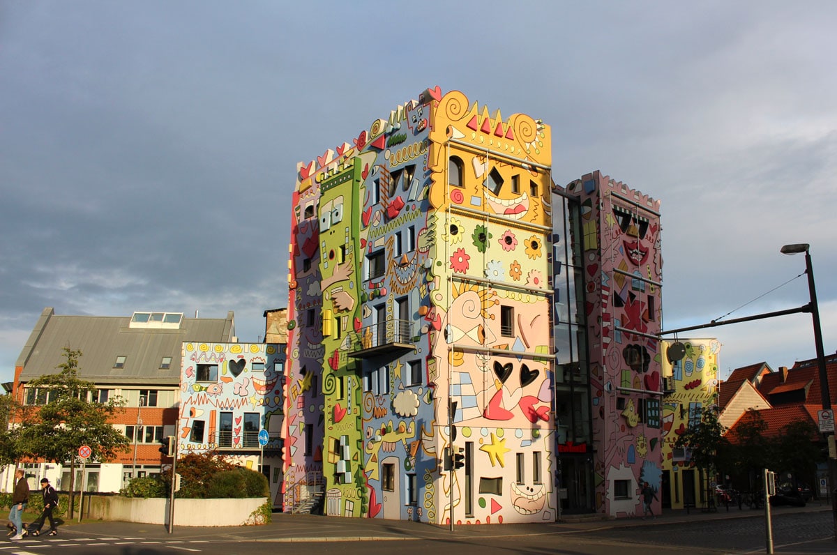 Brunswick-Attractions-happy-rizzi-house "width =" 1200 "height =" 796 "srcset =" https://www.nicolos-reiseblog.de/wp-content/uploads/2020/05/Braunschweig-Sehenswuerdigkeits-happy -rizzi-house.jpg 1200w, https://www.nicolos-reiseblog.de/wp-content/uploads/2020/05/Braunschweig-Sehenswuerdigkeits-happy-rizzi-house-300x199.jpg 300w, https: // www .nicolos-reiseblog.de / wp-content / uploads / 2020/05 / Braunschweig-Sehenswuerdheiten-happy-rizzi-house-1024x679.jpg 1024w "maten =" (max. breedte: 1200px) 100vw, 1200px "/></noscript></p><hr/><h3>Parijs? New York? Waarom niet in Braunschweig?</h3><p>In 1997 hoorde de galeriehouder van Braunschweig, Olaf Jaeschke, dat een James Rizzi-kunsthuis gepland was in Parijs of New York.</p><p>Hij heeft er alles aan gedaan om dit huis in Braunschweig te bouwen. Met Fritz Knapp van New Yorker Jeans GmbH had hij een investeerder gevonden.</p><p>In 2001 is het Happy Rizzi House ontwikkeld vanuit het idee in nauwe samenwerking met de Amerikaanse popartiest James Rizzi nabij het Magniviertel.</p><p>Ik vind het jammer dat het gebouw niet anders gebruikt wordt. Bijvoorbeeld als galerie of in de vorm van een kunstmuseum. Maar misschien komt dat wel.</p><p><strong><a href=