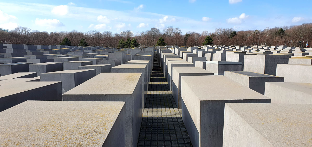 Memorial-Murdered-Jewish-Europe "width =" 1200 "height =" 568 "srcset =" https://www.nicolos-reiseblog.de/wp-content/uploads/2020/05/Denkmal-ermordeten-Juden-Europas .jpg 1200w, https://www.nicolos-reiseblog.de/wp-content/uploads/2020/05/Denkmal-ermordeten-Juden-Europas-300x142.jpg 300w, https://www.nicolos-reiseblog.de /wp-content/uploads/2020/05/Denkmal-ermordeten-Juden-Europas-1024x485.jpg 1024w "maten =" (max. breedte: 1200px) 100vw, 1200px "/></noscript></p><hr/><h2><span id=