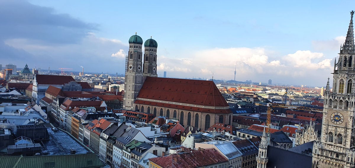 Eendag-in-München-Frauenkirche "width =" 1200 "height =" 568 "srcset =" https://www.nicolos-reiseblog.de/wp-content/uploads/2020/05/Ein-Tag-in -Muenchen-Frauenkirche.jpg 1200w, https://www.nicolos-reiseblog.de/wp-content/uploads/2020/05/Ein-Tag-in-Muenchen-Frauenkirche-300x142.jpg 300w, https: // www .nicolos-reiseblog.de / wp-content / uploads / 2020/05 / Ein-Tag-in-Muenchen-Frauenkirche-1024x485.jpg 1024w "maten =" (max. breedte: 1200px) 100vw, 1200px "/></noscript></p>
<hr/>
<h2><span id=