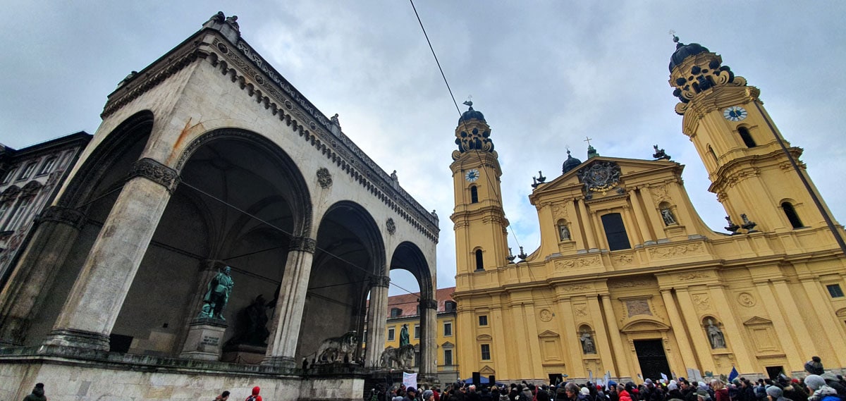 Eend-in-München-odeonplatz-Feldherrnhall-Theatine-kerk "width =" 1200 "height =" 569 "srcset =" https://www.nicolos-reiseblog.de/wp-content/uploads/2020/05/Ein -Tag-in-Muenchen-odeonplatz-feldherrnhall-Theatinerkirche.jpg 1200w, https://www.nicolos-reiseblog.de/wp-content/uploads/2020/05/Ein-Tag-in-Muenchen-odeonplatz-feldherrnhall- Theatinerkirche-300x142.jpg 300w, https://www.nicolos-reiseblog.de/wp-content/uploads/2020/05/Ein-Tag-in-Muenchen-odeonplatz-feldherrnhall-Theatinerkirche-1024x486.jpg 1024w "maten = "(max. breedte: 1200px) 100vw, 1200px" /></noscript></p><p id=